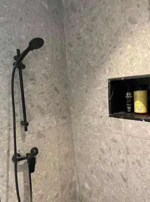 a shower with a black shower head in a bathroom at Studio cosy à Maârif, Palmiers in Maarif