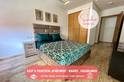 a bedroom with a bed and a sign that reads guest and practical apartment market market at Cosy and practical apartment in Maarif