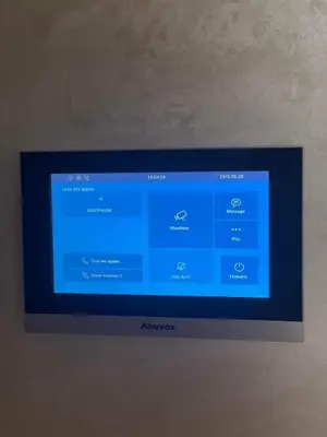 a television screen with an alverroe website on it at Appartement cosy in Casablanca