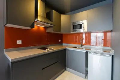 a kitchen with a sink and a microwave at Studio Raffiné en Centre Ville in Casablanca