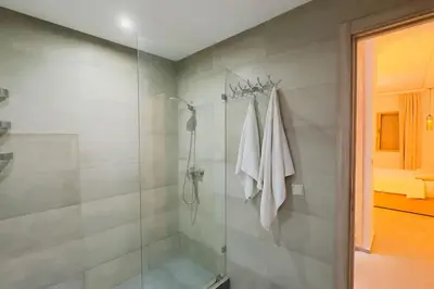 a bathroom with a shower and a walk in shower at Havre de Confort Proche de Tout à 5 min de la Gare in Casablanca
