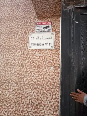 a sign that is on the side of a wall at Appartement à Bernoussi Casablanca in Casablanca