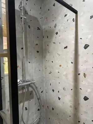 a rock wall in a bathroom with a shower at Stylish Appartement Lumineux et Luxueux Au Coeur De Maarif Quartier Palmier Près De Station Tramway & Bd Abdelmoumen Casablanca in Casablanca