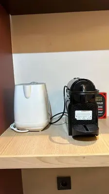 a counter with a toaster and a toaster on a shelf at Stylish Appartement Lumineux et Luxueux Au Coeur De Maarif Quartier Palmier Près De Station Tramway & Bd Abdelmoumen Casablanca in Casablanca