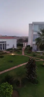 a yard with a building and a pathway in front of it at Les perles de Tamaris in Dar Mohammed Ould Haj Jilali