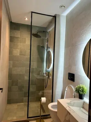 a bathroom with a shower with a toilet and a sink at Studio luxueux bien meublé in Casablanca