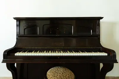 an old piano sitting in a room at Appartement à Maarif, Proche du Twin et McDonald's in Casablanca