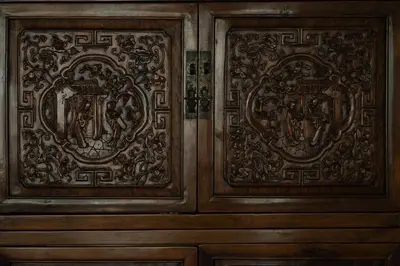 an old wooden door with intricate carvings on it at Appartement à Maarif, Proche du Twin et McDonald's in Casablanca