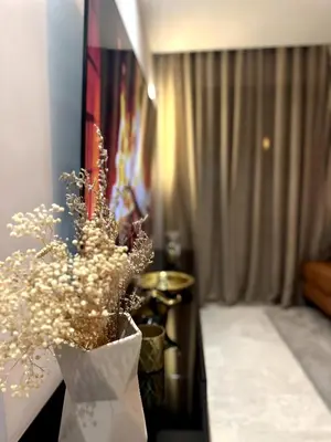 a vase of flowers on a table in a room at Skyline Albert Luxury 2 a proximité de la gare Casa voyageurs Casablanca in Casablanca