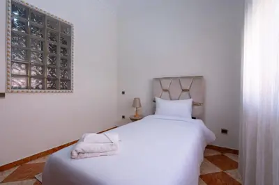 a bedroom with a large white bed and a window at Appartement Cosy et Confortable in Casablanca