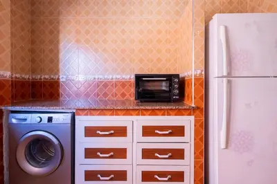 a kitchen with a microwave and a refrigerator at Appartement Cosy et Confortable in Casablanca