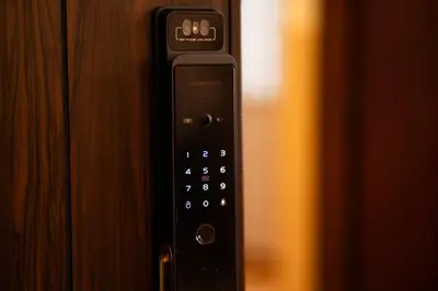 a black remote control on a wooden door at Appartement Cosy et Confortable in Casablanca