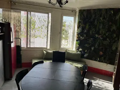 a living room with a table and a couch at Appartement Emil zola BELVÉDÈRE in Casablanca