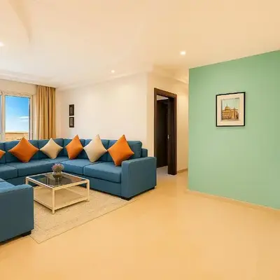 Cosy sunny 2BR - central near train and tram