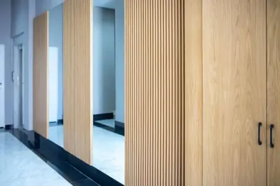 a row of wooden doors in a hallway at Studio au coeur de Casablanca in Casablanca