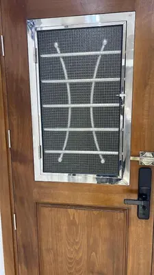 a door with a window with a net on it at studio ensoleillé à Rabat in Rabat