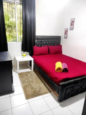 a black bed with red sheets in a room at appartement 3 min à Casa nearshore & Université Hassan 2 in Casablanca