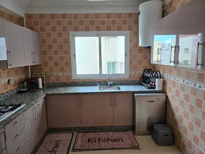 a kitchen with a sink and a window at Superbe appartement meublé, lumineux et idéalement situé in Casablanca