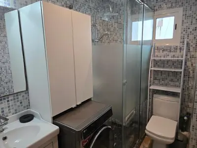 a bathroom with a toilet and a sink and a shower at Superbe appartement meublé, lumineux et idéalement situé in Casablanca