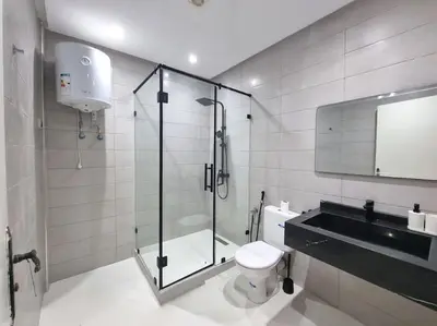 a bathroom with a glass shower and a toilet at Appartement lumineux plein-centre, parfait pour explorer ! in Casablanca