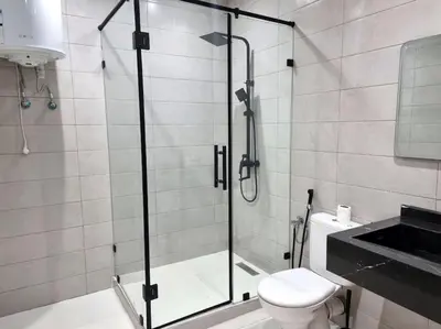 a bathroom with a glass shower with a toilet at Appartement lumineux plein-centre, parfait pour explorer ! in Casablanca