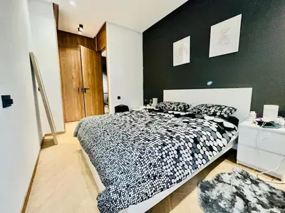 a bedroom with a black and white bed in a room at Studio Raffiné en Plein Gauthier in Casablanca