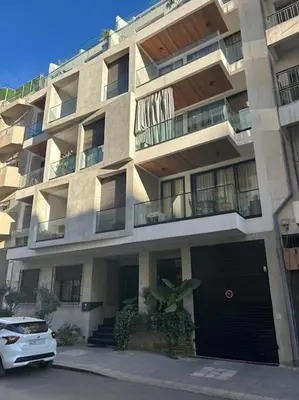 a building with a car parked in front of it at Studio Raffiné en Plein Gauthier in Casablanca