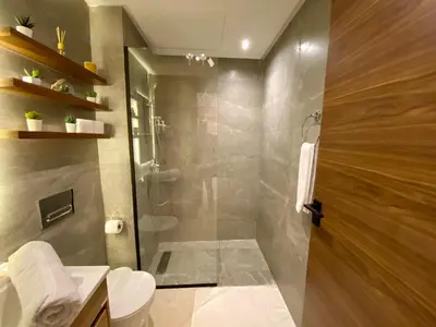a bathroom with a shower and a toilet at Confort & Charme à Casablanca in Maarif
