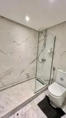 a bathroom with a shower and a toilet at N8 appartement, 3 Chambres Haut de Gamme, a Deux Pas de l Ocean et du Mall in Rabat