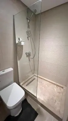 a bathroom with a shower and a toilet at N8 appartement, 3 Chambres Haut de Gamme, a Deux Pas de l Ocean et du Mall in Rabat