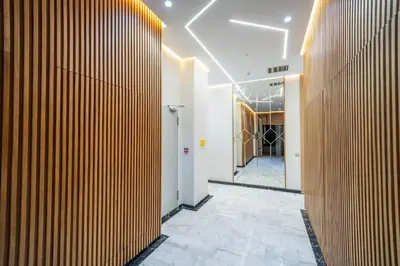 a hallway with a wooden wall in a building at Magnifique 2 chambres, vue panoramique et piscine in Casablanca