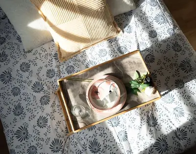 a table with a candle in a tray on a bed at Magnifique 2 chambres, vue panoramique et piscine in Casablanca