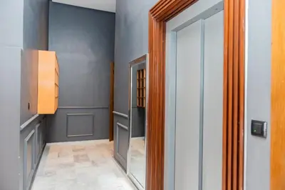 a hallway with a door and a mirror at Appartement cosy et moderne Bouskoura proche Aéroport et Hopital universitaire in Bouskoura
