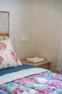 a bedroom with a bed with a pillow and a table at Cosy appartement 2 BR avec vue panoramique piscine in Aïn Harrouda