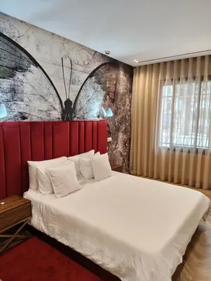 a bedroom with a large bed with a red headboard at Studio chaleureux 50m2 avec cuisine au centre de casa et proche du tramway ghandi in Casablanca