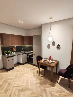 a kitchen and dining room with a table and chairs at Studio chaleureux 50m2 avec cuisine au centre de casa et proche du tramway ghandi in Casablanca