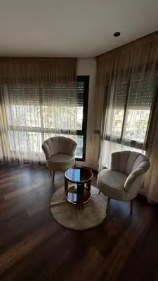 a living room with two chairs and a coffee table at Studio luxueux à Maarif in Casablanca