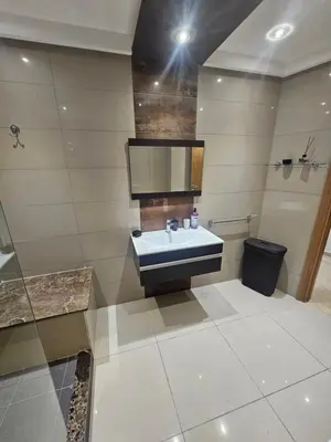 a bathroom with a sink and a mirror at Studio spacieux plein centre in Casablanca