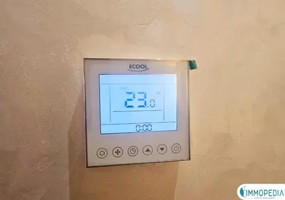 an electronic clock on the side of a wall at Évasion de Charme à El Mansouria in Mansouria