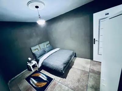 a bedroom with a bed and a sink in it at Organizado apartamento 2 in Mediouna