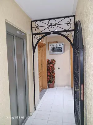 a hallway with an archway with a plant on the wall at Baghdad 4 in Aïn Harrouda