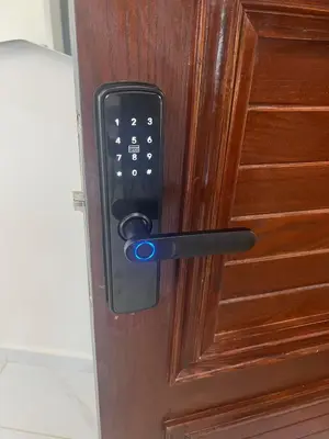 a door with a black handle on a wooden door at Mansouria Ricoflores beach vue mer et piscine in Mansouria