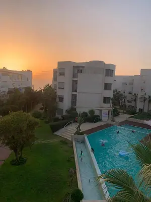 an overhead view of a swimming pool in front of a building at Appartement en front de mer à 2 pas des Sablettes in Mohammedia