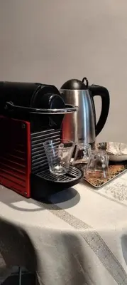 a tea kettle and glasses on a table at Appart cozy proche de casa voyageur in Casablanca
