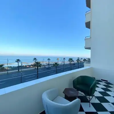La perle bleu face à la mer Rabat