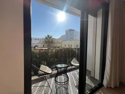 a balcony with chairs and a table on a balcony at Emplacement Central & Lumineux au Coeur De Casablanca Près Du Tramway 1 minute du Bd Abdelmoumen Maarif et 5 Minutes de Bab Marrakech et Centre Ville in Casablanca