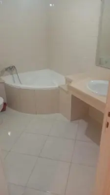 a bathroom with a bath tub and a sink at Nid Douillet Bouznika A7mn de la playa in Bouznika