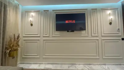 a room with a television in a wall at Suite luxueuse proche de Cheikh Zayed & CFC in Casablanca