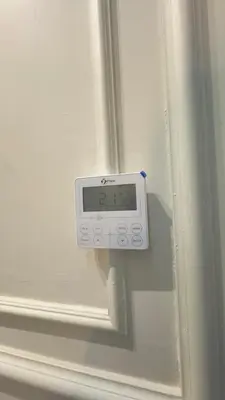 a clock on a wall next to a door at Suite luxueuse proche de Cheikh Zayed & CFC in Casablanca