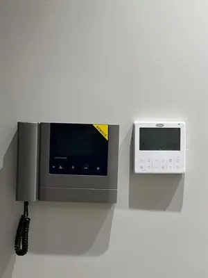 a microwave and a clock on a wall at Appartement à Casablanca Ferme bretonne OCP à 5min du CFC in Casablanca